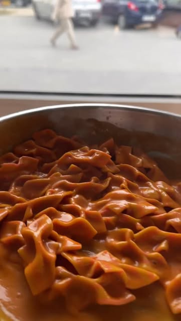 Świeże ravioli gotowane w sosie